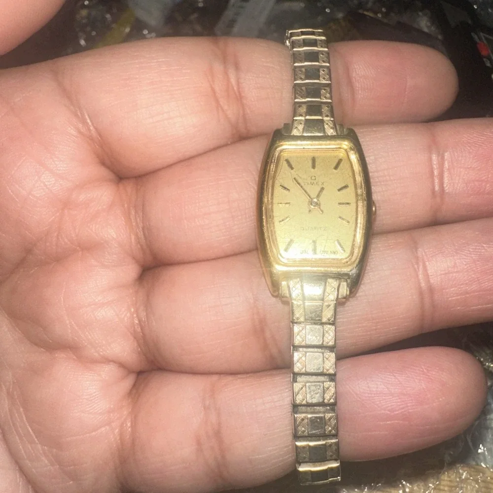 Works Timex Q Quartz Gold Tone Ladies Vintage 1980s Watch England Dial 17mm 6.5